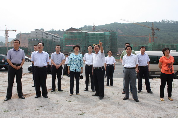 7月6日至7日,省纪委信访室主任郭爱玲一行在县委书记张校平和县委常委